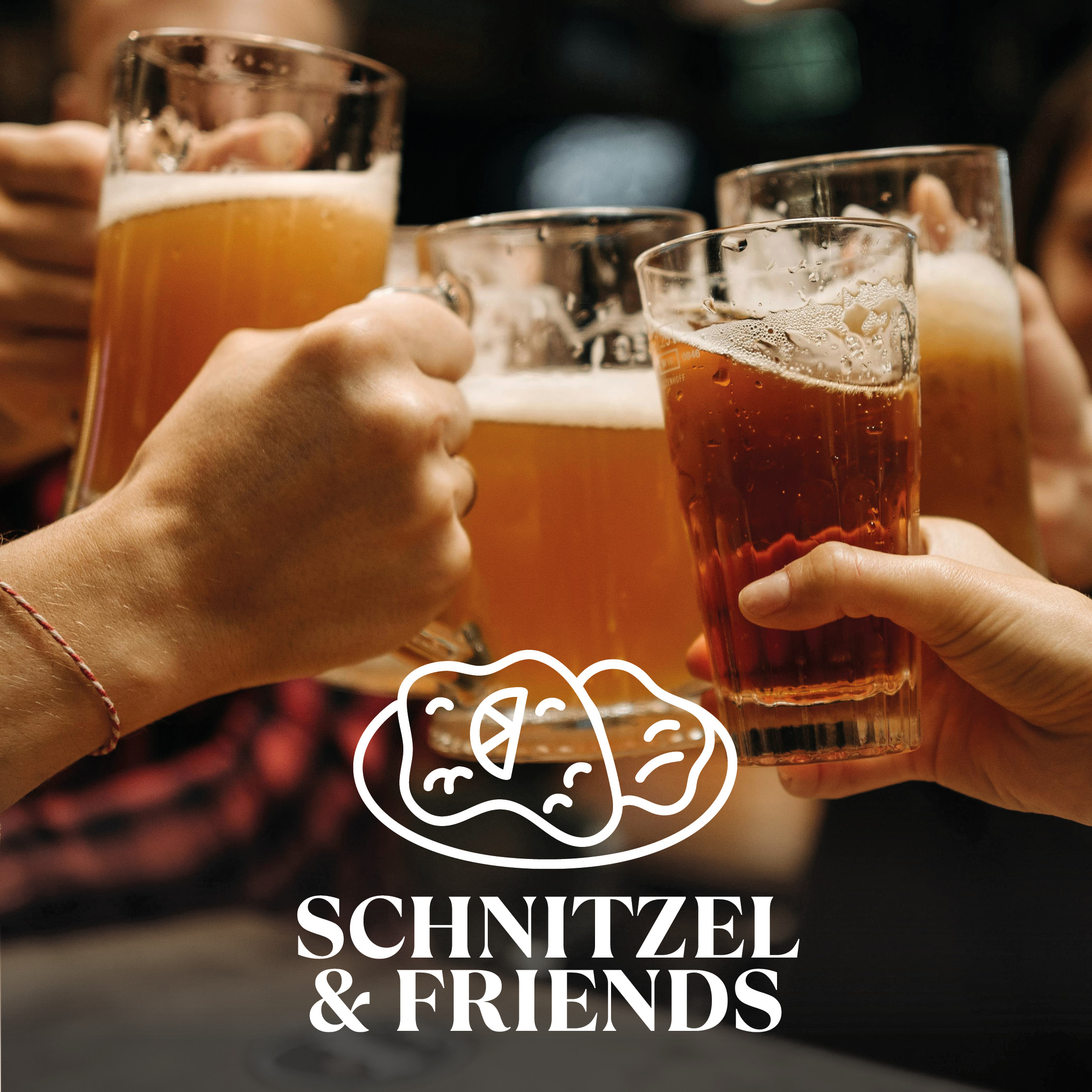 Mehrere Hände stoßen mit Biergläsern an; im Vordergrund sieht man Gläser mit goldbraunem Bier und Schaum, darunter das Logo Schnitzel & Friends mit einer Schnitzel-Illustration.